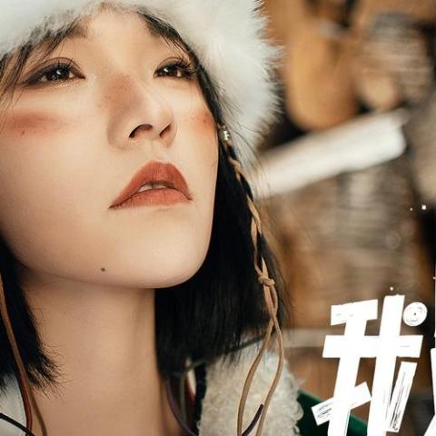 那年我双手插兜歌词 - 轩姨(相信光)