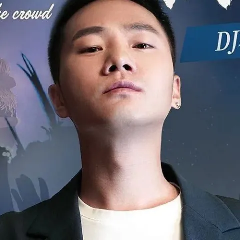 人潮里拥抱歌词 - DJ小鱼儿