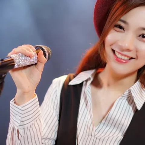 友谊之光 歌词 - 玛丽亚·科尔德罗/亮声open